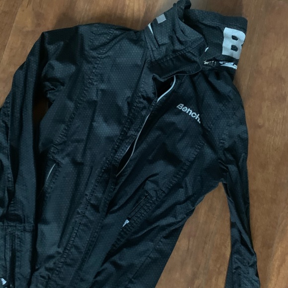 Bench a Women’s Windbreaker - Picture 1 of 2